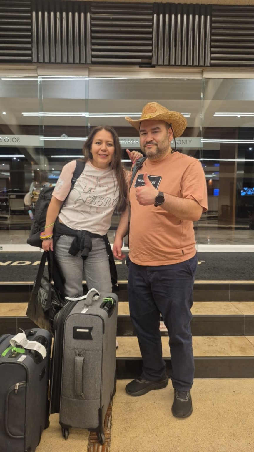 Viajeros con equipaje recibidos en el aeropuerto